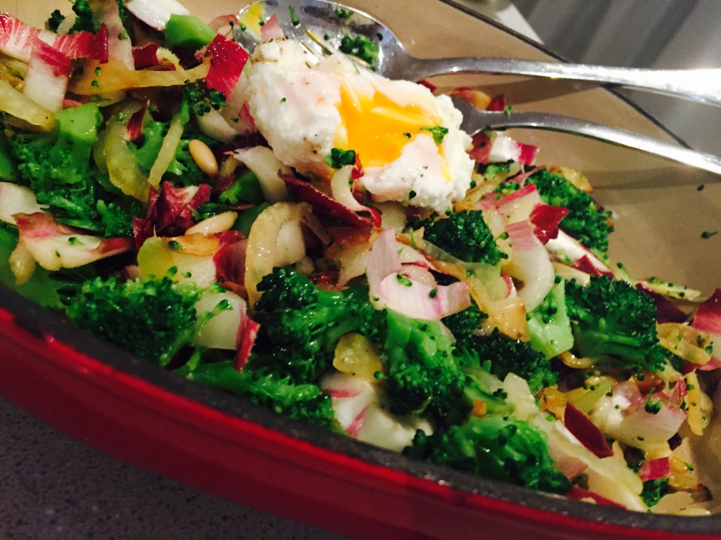 Warmer Salat mit Broccoli, Fenchel, rotem Chicorée und pochiertem Ei ...