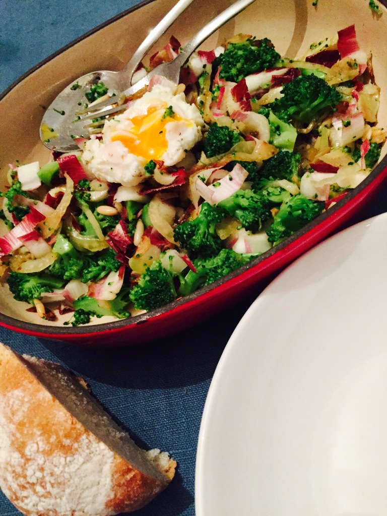 Warmer Salat mit Broccoli, Fenchel, rotem Chicorée und pochiertem Ei ...