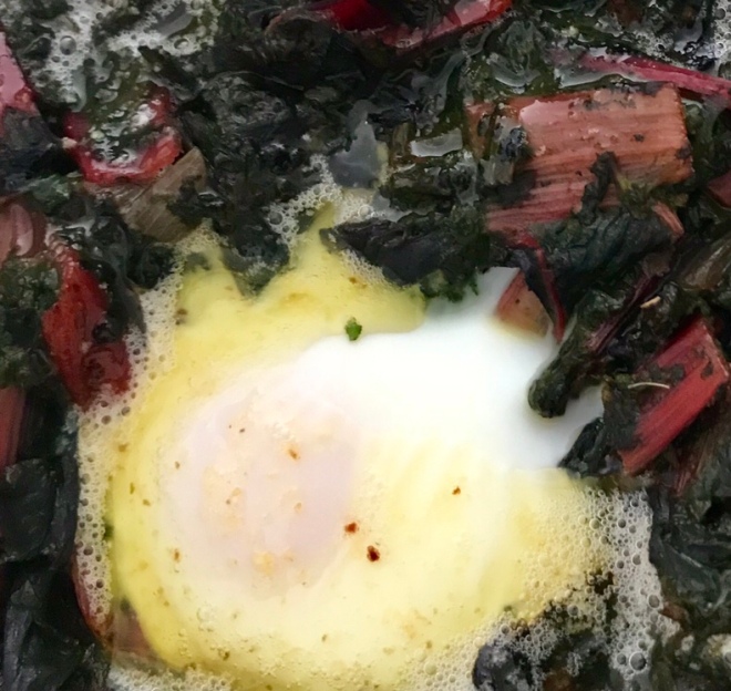 Gebackene Eier in Gemüsebeet – Randen und Marillen