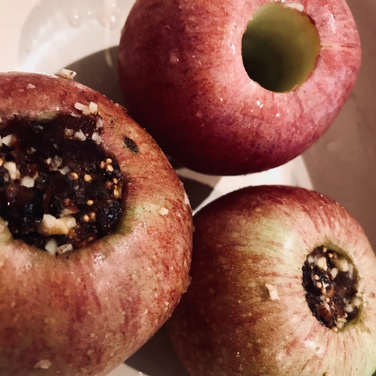 Bratapfel mit getrockneten Früchten und Pinienkernen gefüllt – Randen ...